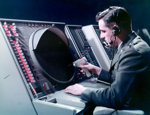  Оператор, взаимодействующий с терминалом SAGE с помощью светового пистолета. 