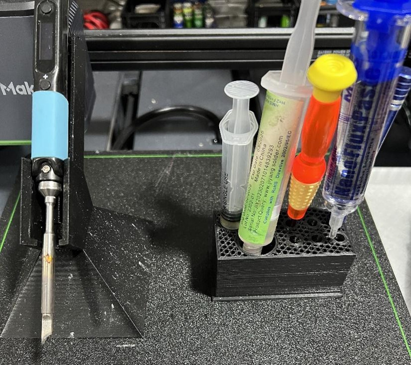 Тут у нас подставка под паяльник и стойка для флюсов и отвертки