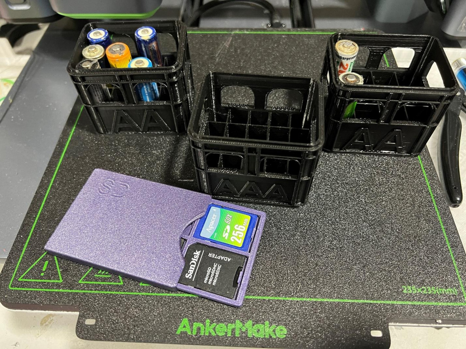 Тут холдер для SD-карт памяти и «ящики» для аккумуляторов