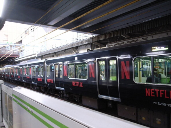Маркетинг Netflix вездесущ: брендированный поезд в токийском метро | <a href="https://api.vc.ru/v2.8/redirect?to=https%3A%2F%2Fwww.google.com%2Furl%3Fq%3Dhttps%3A%2F%2Fcommons.wikimedia.org%2Fwiki%2FFile%3ANETFLIX_Yamatesen.jpg%26amp%3Bsa%3DD%26amp%3Bsource%3Ddocs%26amp%3Bust%3D1744802530632357%26amp%3Busg%3DAOvVaw1yAU4HUrPx4nYMJtAtiC4p&postId=1844103" rel="nofollow noreferrer noopener" target="_blank">Источник</a>