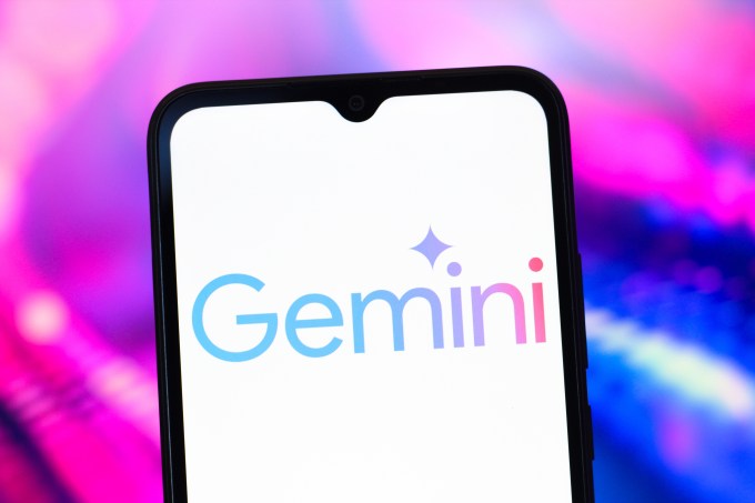 Google I-O 2025: чего ожидать, включая обновления Gemini и Android 16 - 2 Логотип Google Gemini AI отображается на экране смартфона.