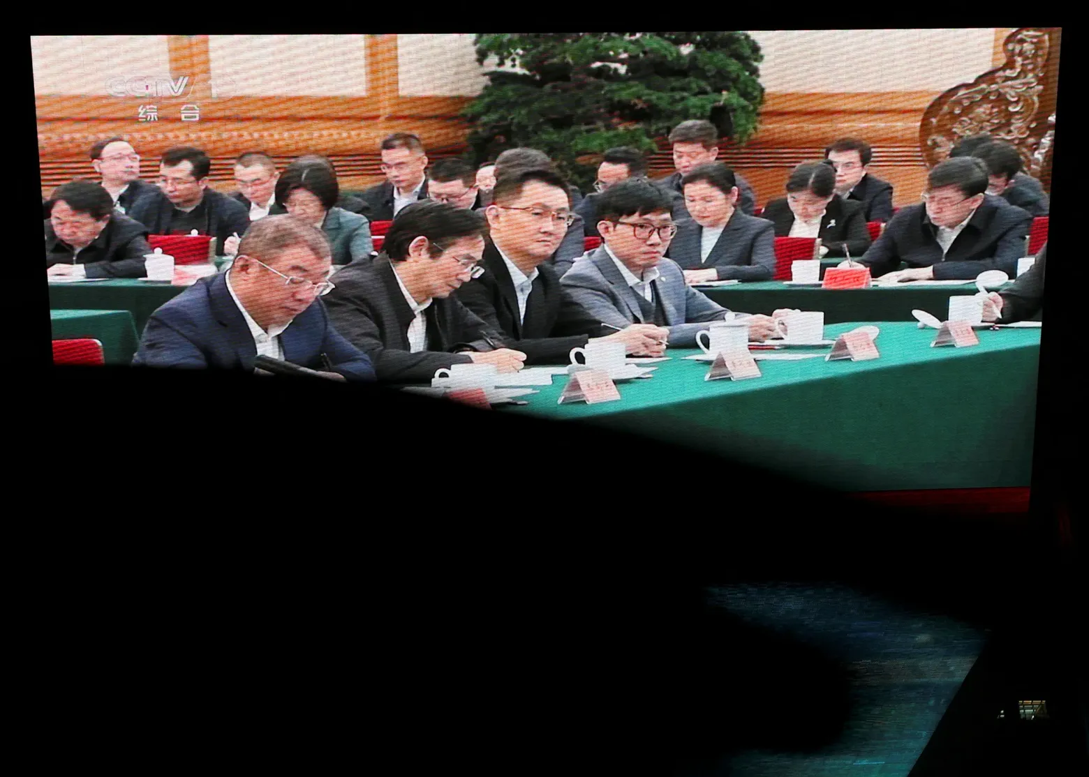 Лян Вэньфэн (в центре) на симпозиуме в Пекине в феврале.