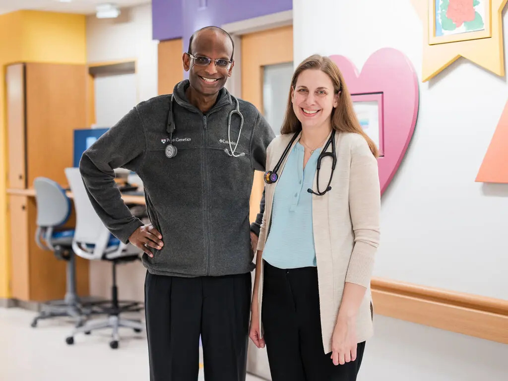  Доктор Киран Мусунуру, исследователь в области редактирования генов из Университета Пенсильвании (слева), и доктор Ребекка Аренс-Никлас в Детской больнице Филадельфии.