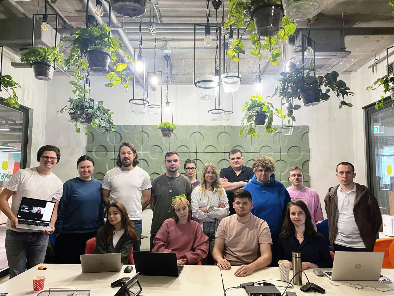 А вот и моя любимая команда Clatch. Обычно мы фотографируемся в неформальной обстановке, но ради статьи сфоткались на серьезном