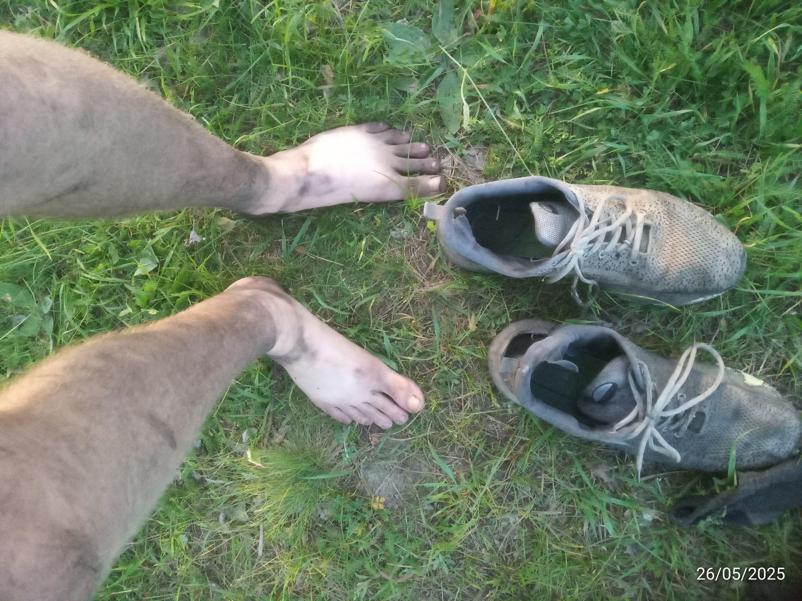 Видно, что ведущая нога "огнеборца" — левая, а больше пострадала правая кроссовка, часть запятника расклеилась. Фото не передаёт ожидаемого цвета, или я так криво сфоткал, на самом деле кроссы потемнели.