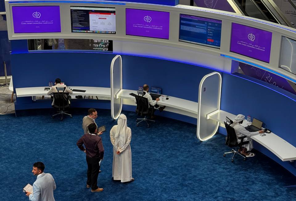 Финал по вайб-программированию. Победит парень справа — магистрант MBZUAI.