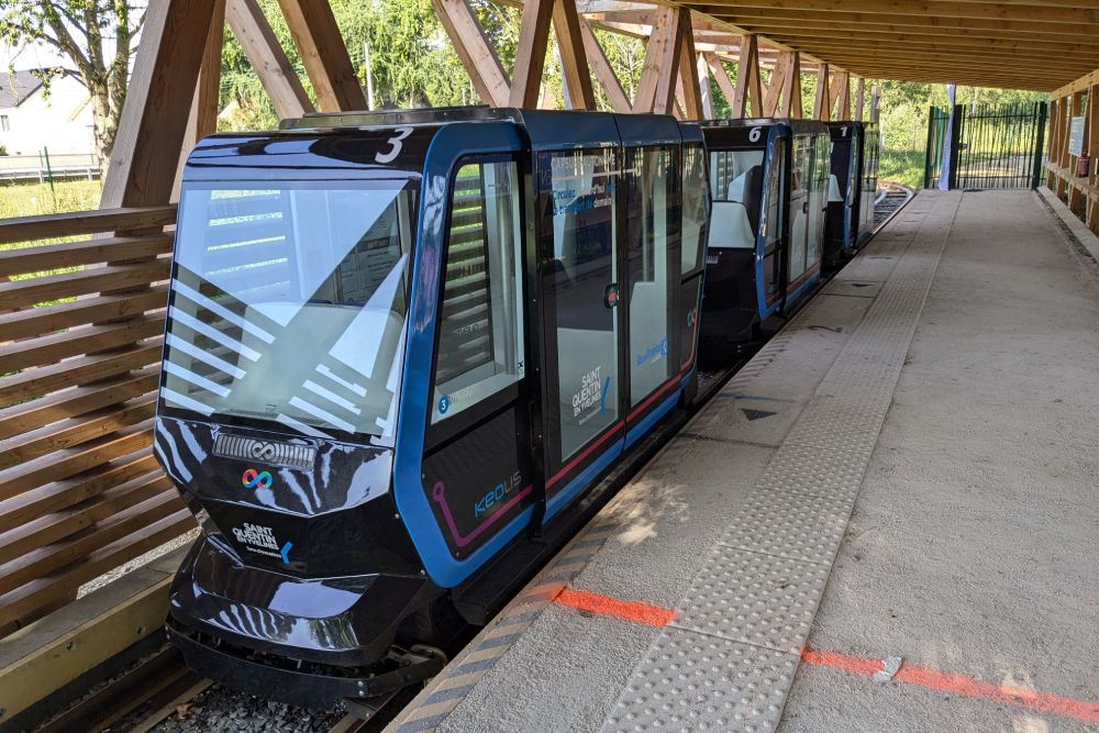 Французский проект UrbanLoop разрабатывает небольшие электрические капсулы, которые двигаются по однонаправленным маршрутам. 