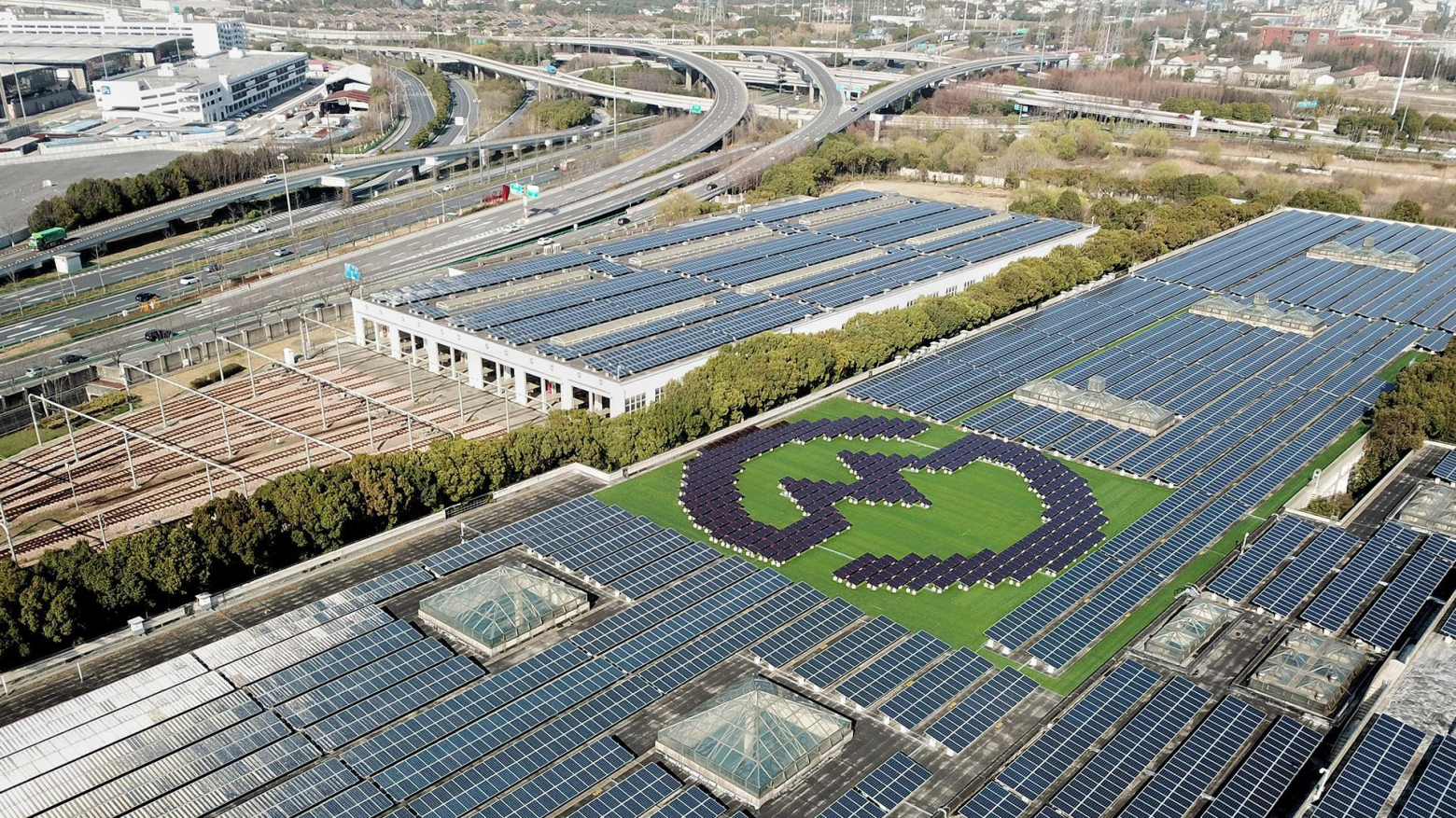 В Шанхае на крышах станций установлены солнечные панели.