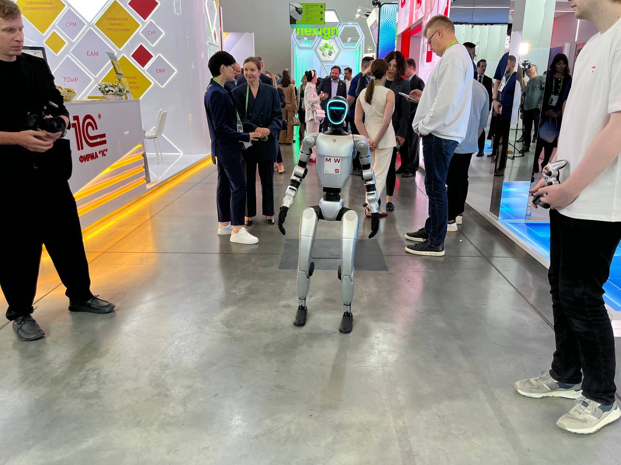 Ему многие хотели пожать руку