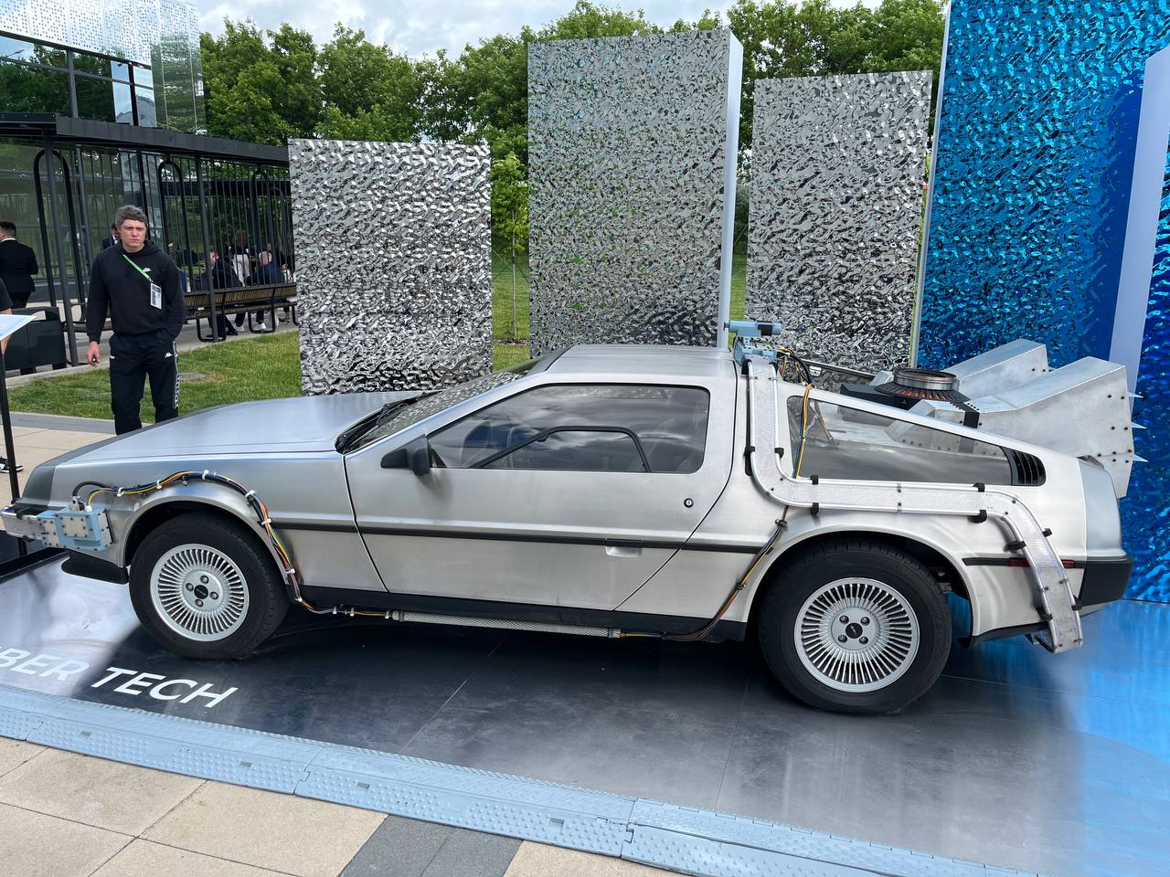 Сбер Tech собрал тот самый DeLorean  