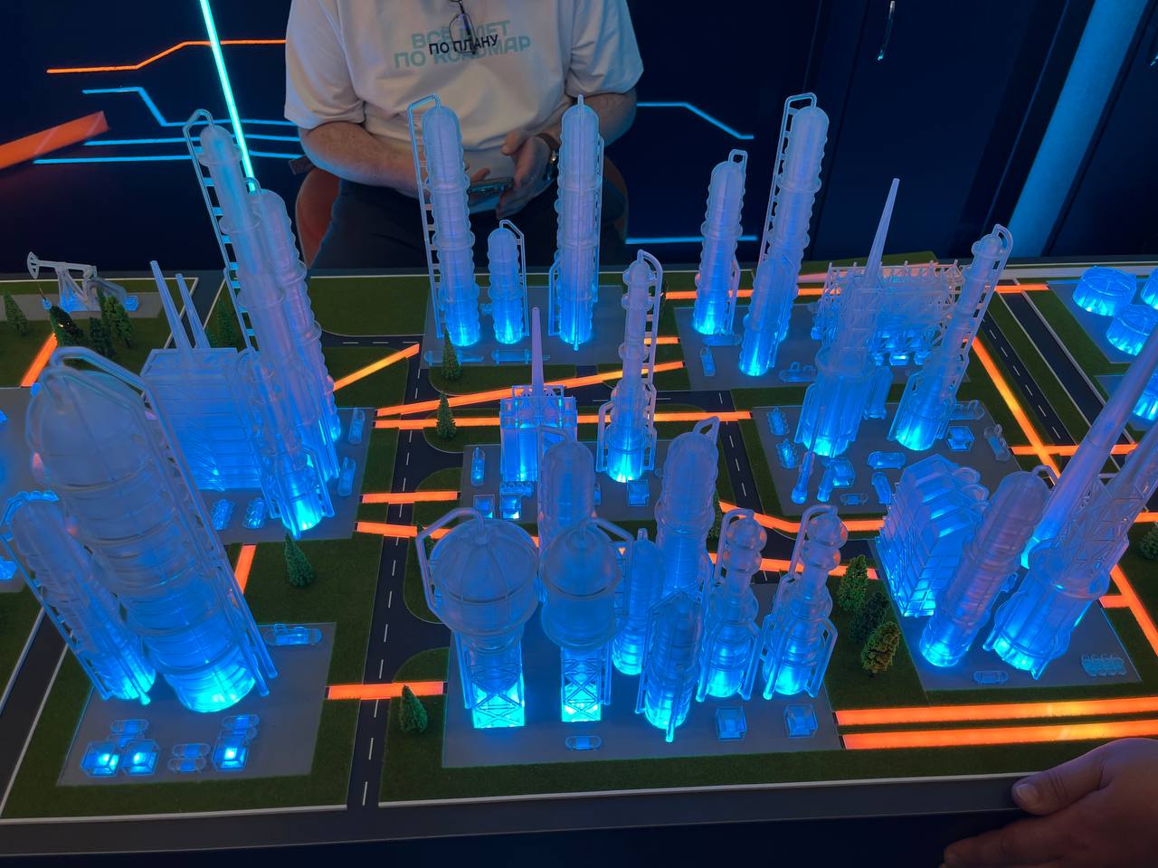 Данные - новая нефть, нефть - старая нефть. Крутая инсталляция, привлекающая внимание