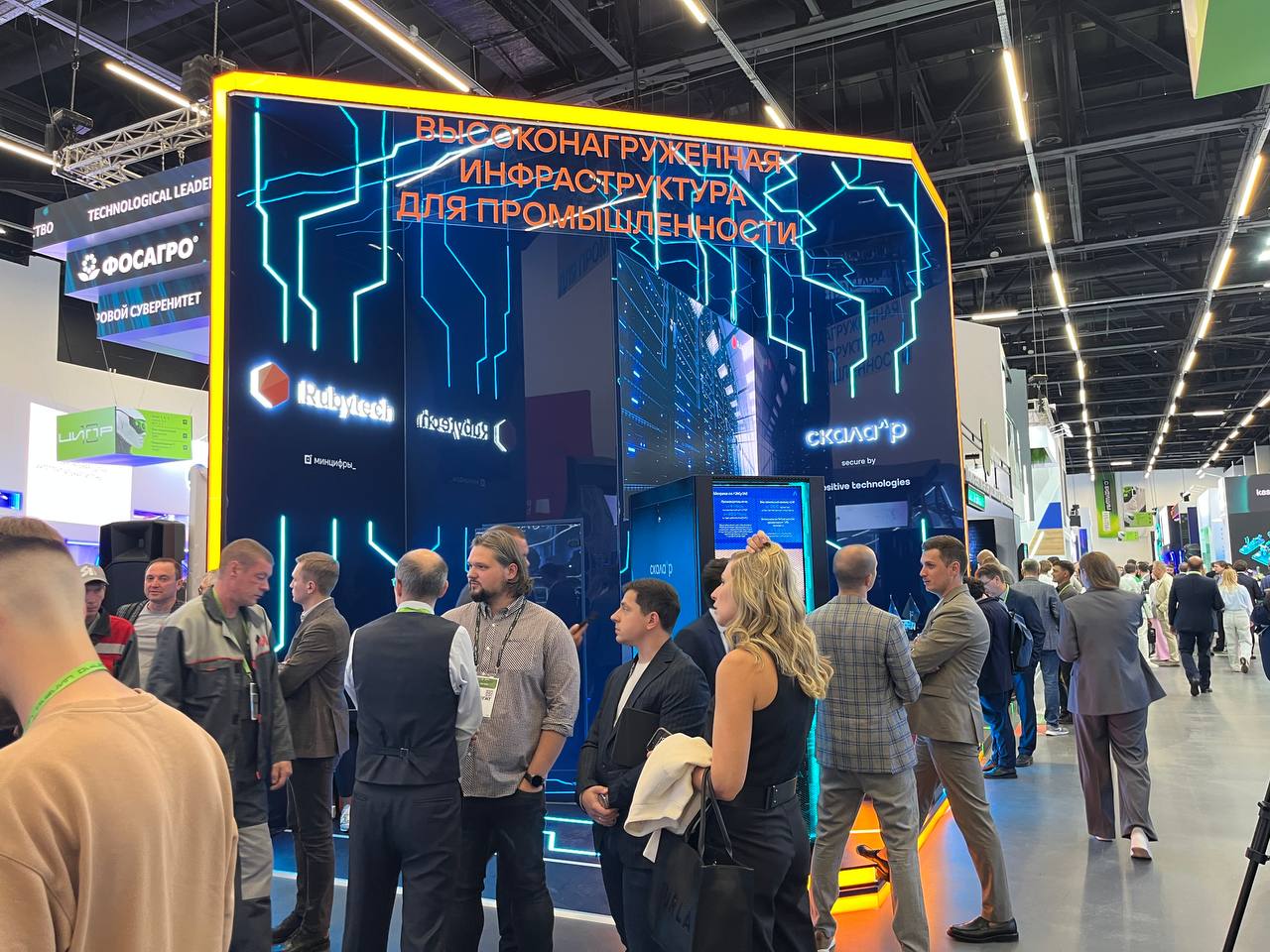 Редкий вид более или менее пустого прохода между стендами