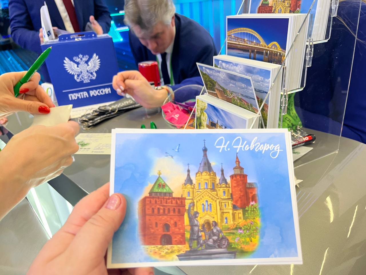 Фосагро использовали простую и в то же время привлекательную и тёплую активность - можно было подписать и отправить открытку себе или знакомому