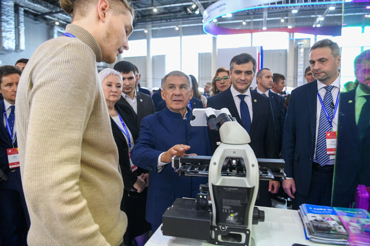 Наш СЕО (Ансар) рассказывает про продукт главе Татарстана на выставке