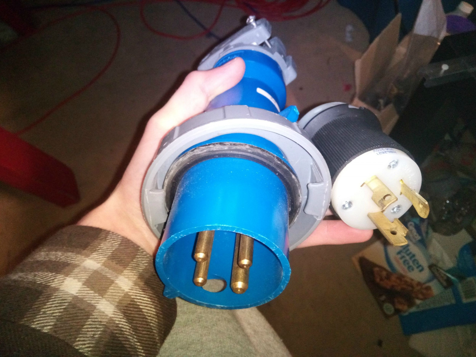 Кабель питания мейнфрейма в тонкой детской ручке