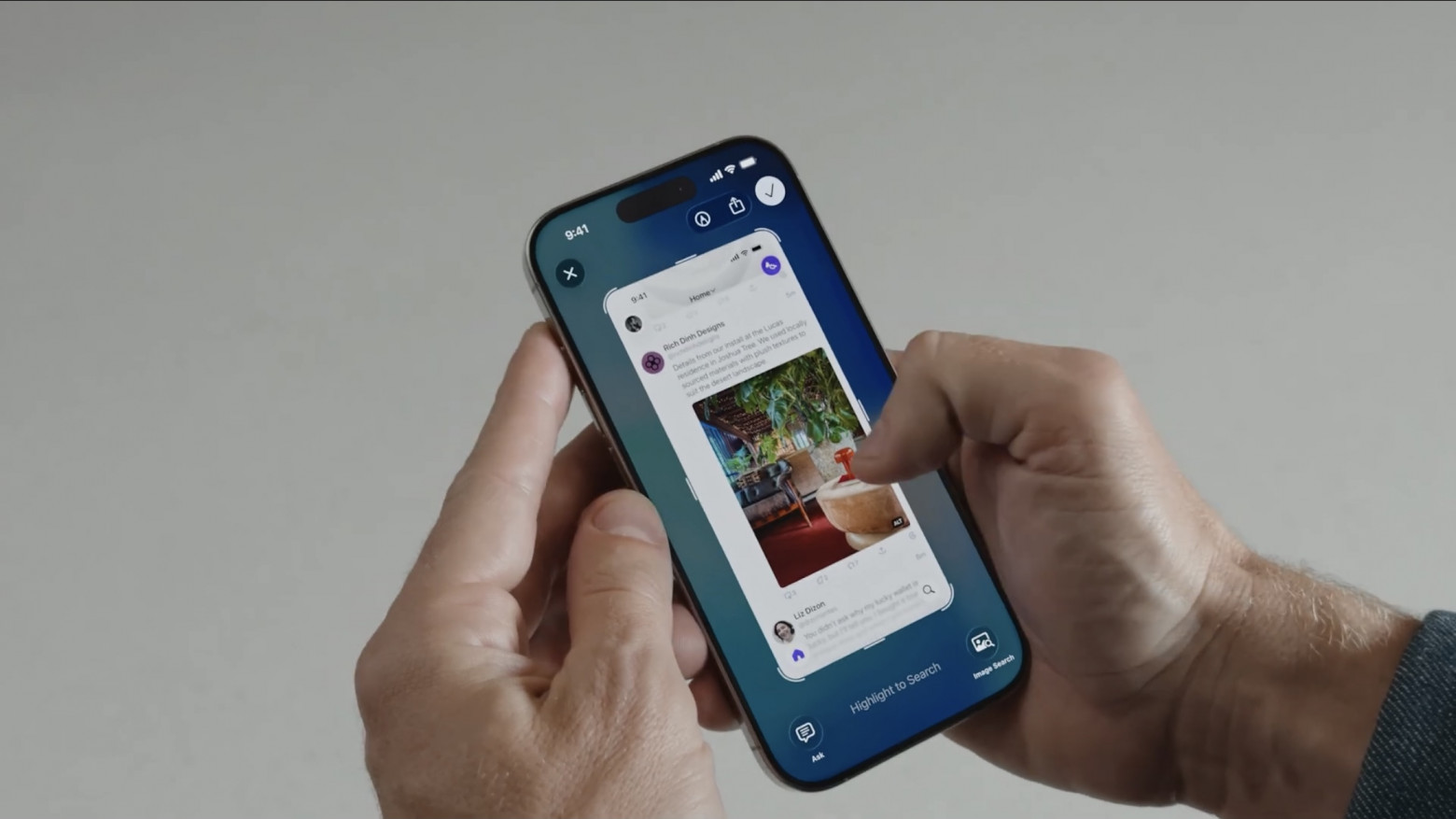Visual Intelligence теперь распознаёт содержимое экрана, через скриншоты – можно искать предметы и товары, даже просто выбрав их на самом кадре, переводить и добавлять события в календарь. ChatGPT встроен: можно задавать вопросы о содержимом экрана. Поддерживается инструмент App Intents для разработчиков