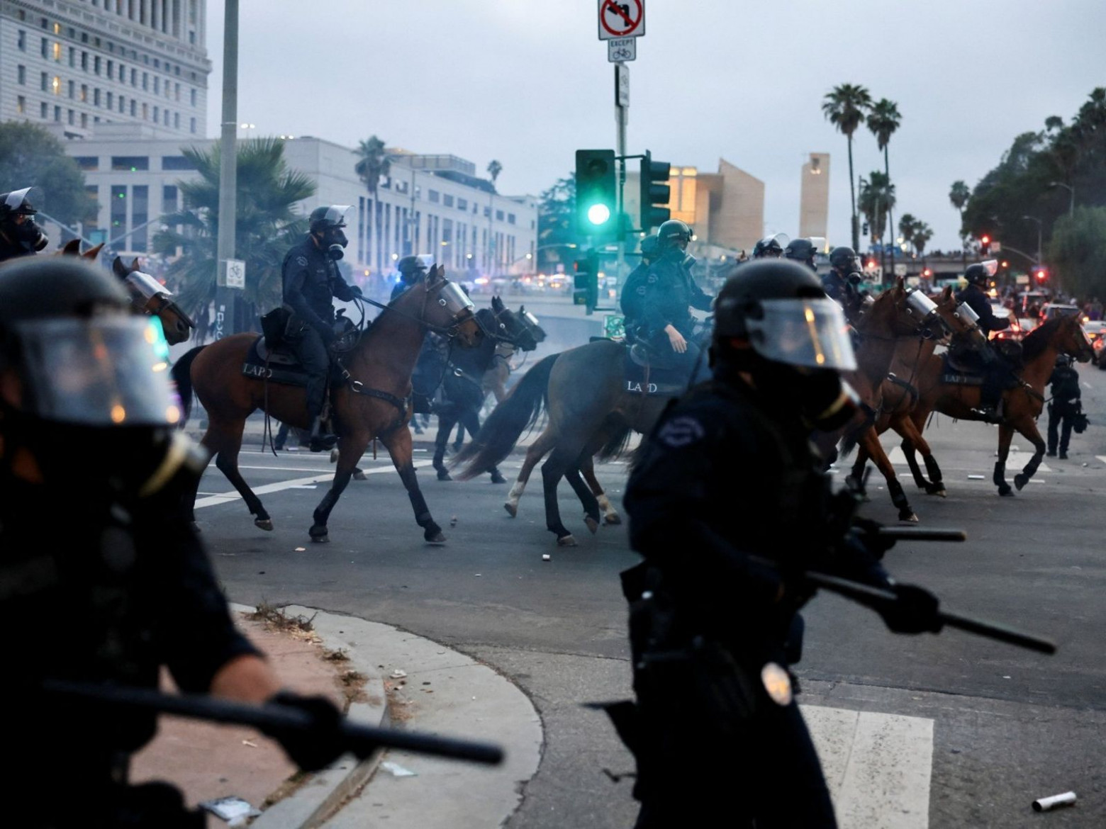 Конно-спортивные космонавты, кажется, тыгыдыкают на красный свет