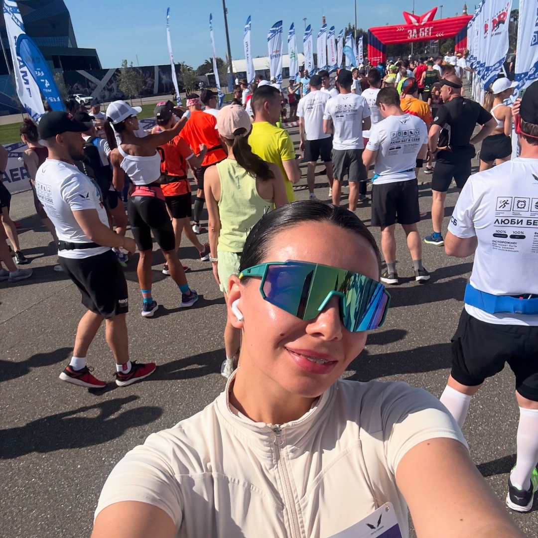 Мое личное достижение — полумарафон — 21 км за 2 часа. Спасибо незнакомцу, который бежал рядом и верил в меня громче, чем я сама. А еще подруге, которая сказала, что 21 км я точно смогу, и готовила меня утренними пробежками.