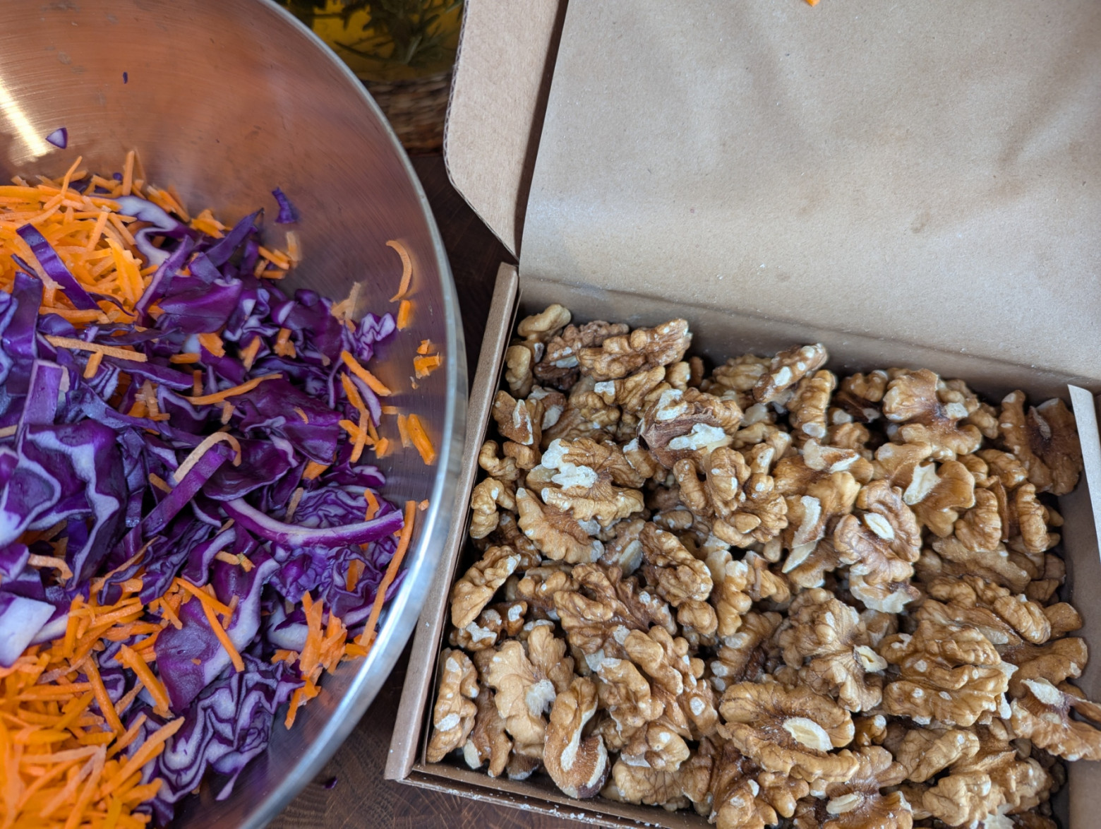 Орехи насыщают гения полезными жирами :)   