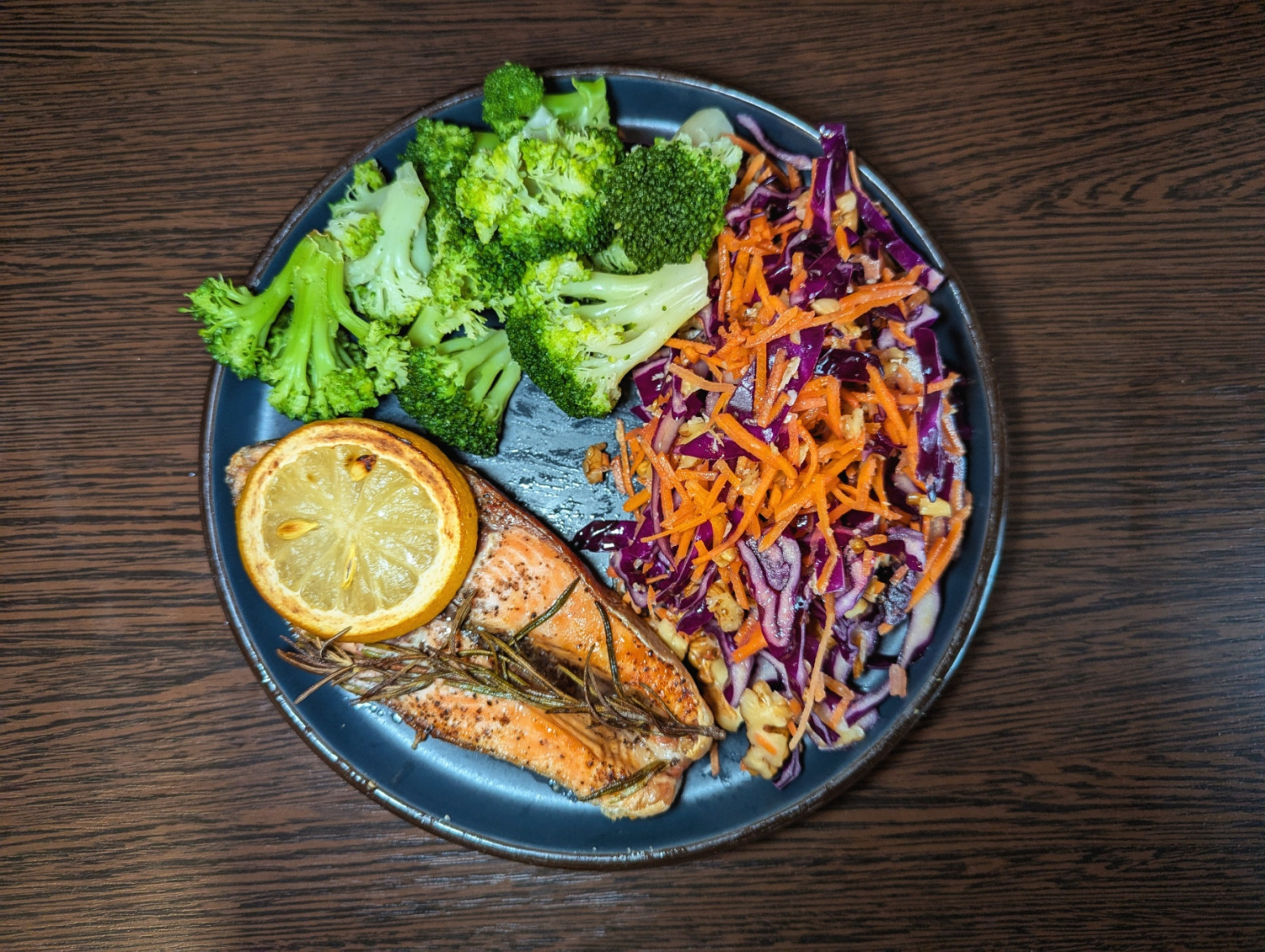 Добавил лимон и веточку розмарина, который будет в следующем напитке  