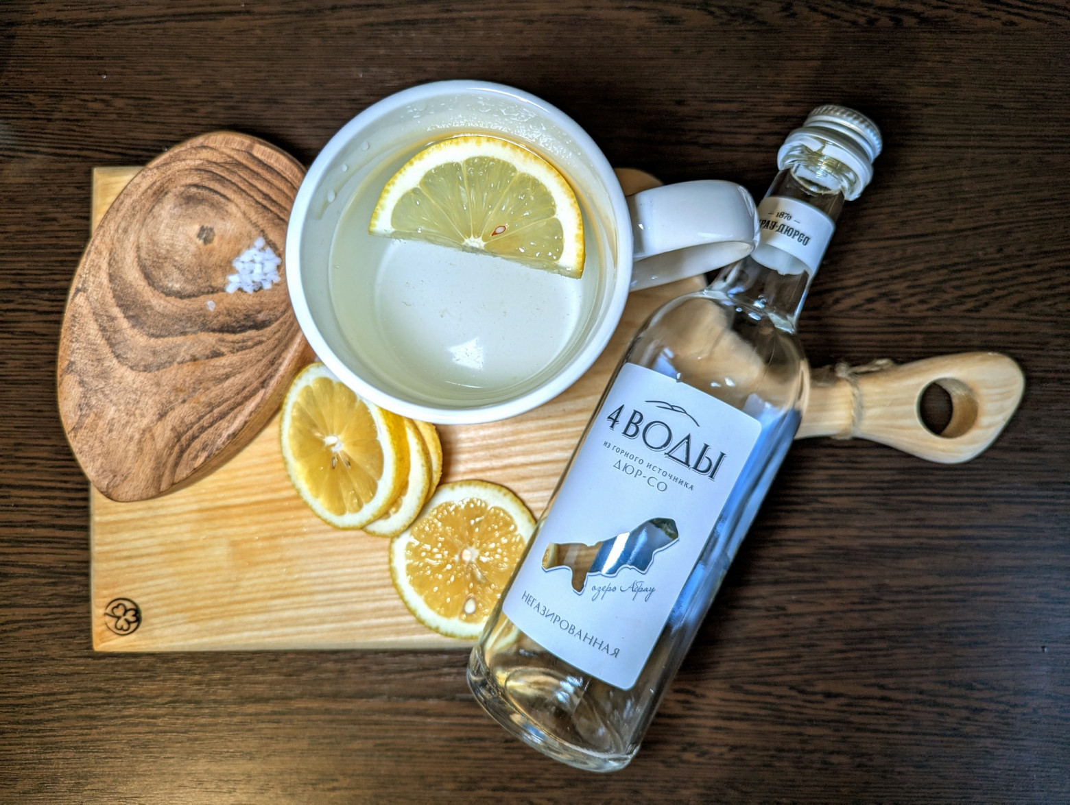 Вода и немного лимонного сока для запаха, чтобы стимулировать аппетит Вода и немного лимонного сока для запаха, чтобы стимулировать аппетит