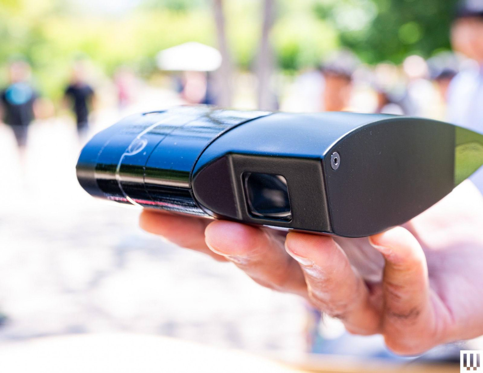 Такая камера хоть и не выглядит как все привыкли в iPhone, но технически способна записывать видео с высоким разрешением в формате ProRes Log, предоставляя производственной команде значительно больше контроля над динамическим диапазоном и цветопередачей. 