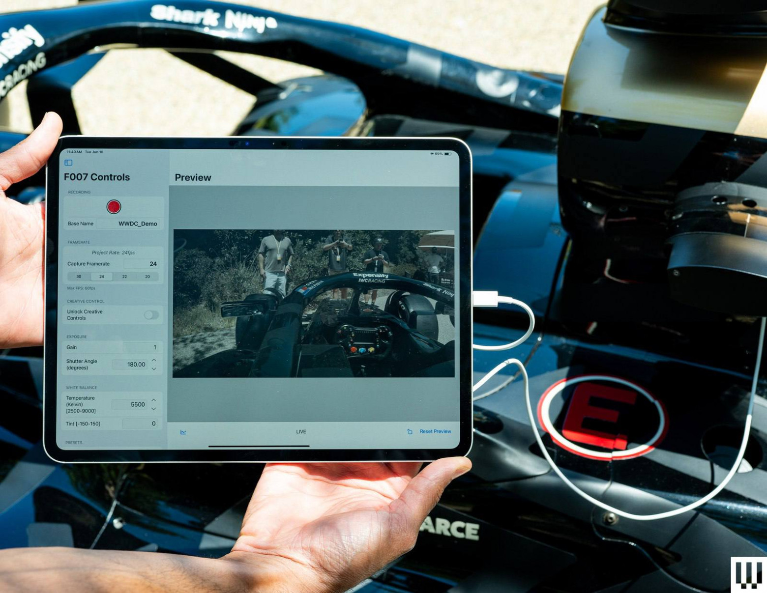 Чтобы работать с этой камерой, команда разработчиков Apple создала уникальную версию iOS специально для этого случая – внешнее управление камерой, добавление форматов кодирования и полная поддержка Academy Color Encoding System (ACES). Управление камерой осуществляется с iPad, который и служит проводным интерфейсом управления – при подключении планшета к камере через USB-C, доступны настройки параметров записи, таких как ISO, угол, баланс белого, частота кадров и функции запуска/остановки по мере необходимости. Кадры записывались локально на модуле, а затем были извлечены.