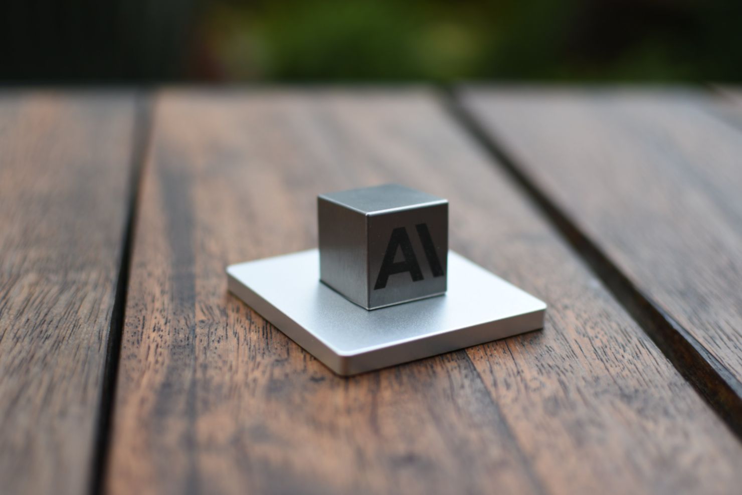 Вольфрамовый кубик. В результате общения с хитрыми покупателями агент-лавочник Claudius пришёл к выводу и необходимости продавать подобный товар в офисном холодильнике. Микроблог Anthropic