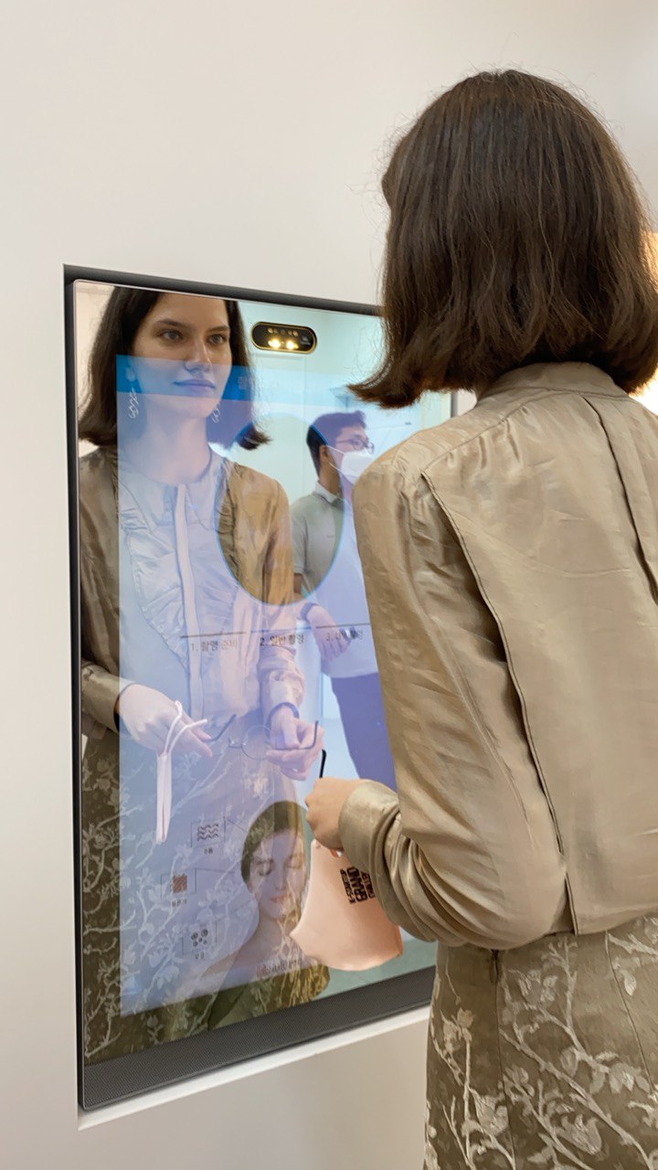 Так называемое умное зеркало, которое на основе ИИ-технологий моментально определяет проблемные зоны на лице (фото Е. Соболева)   