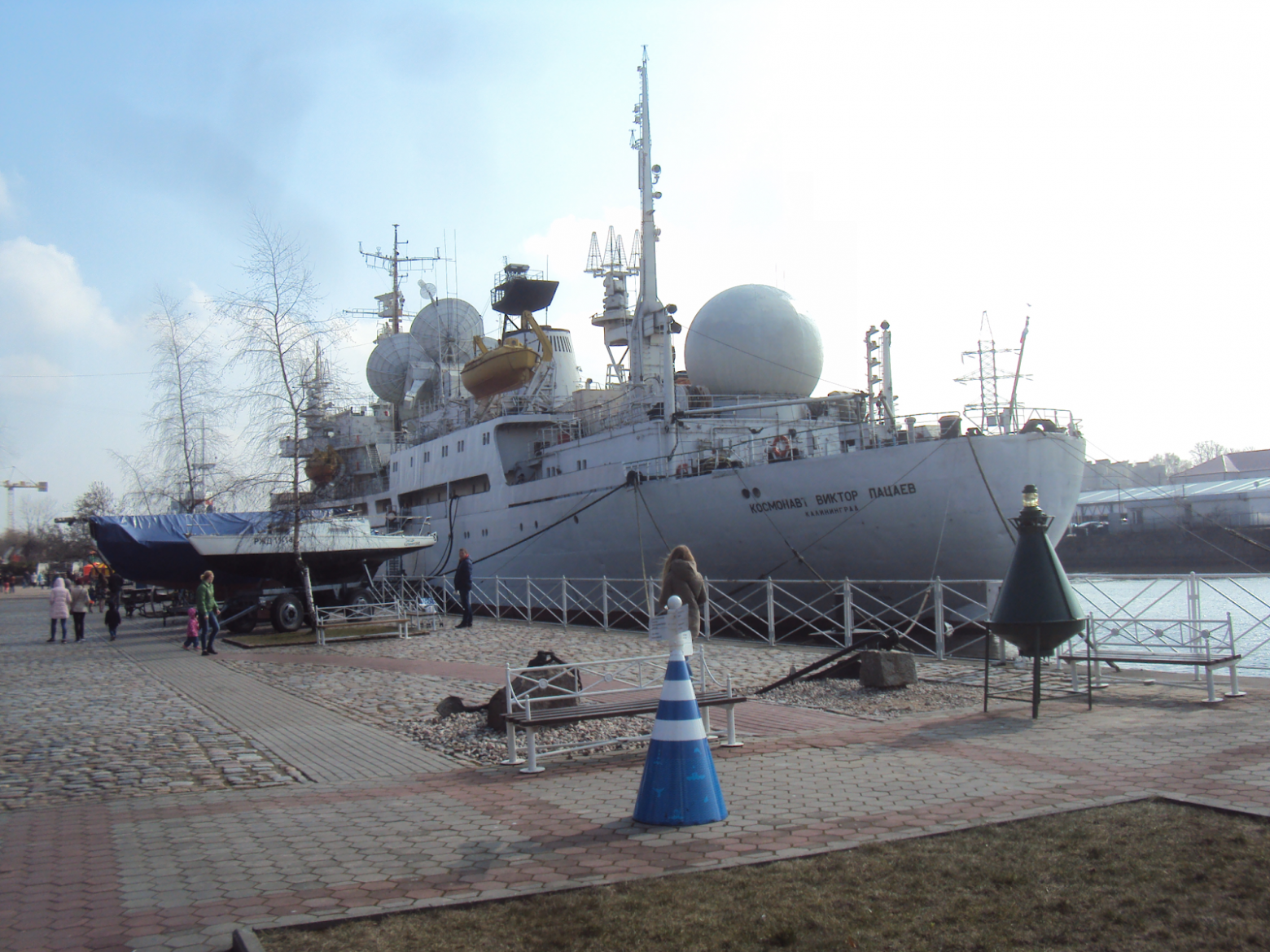 Научно-исследовательское судно Виктор Пацаев — одно из обеспечивавших приём телеметрии и связь с космическими аппаратами вне зоны видимости наземных станций управления полётом