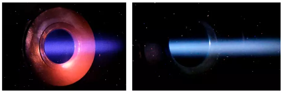 Изображения с видеокамеры ускорителя: слева — ионный пучок, справа — протонный пучок. Источник: фонд «Вызов»   