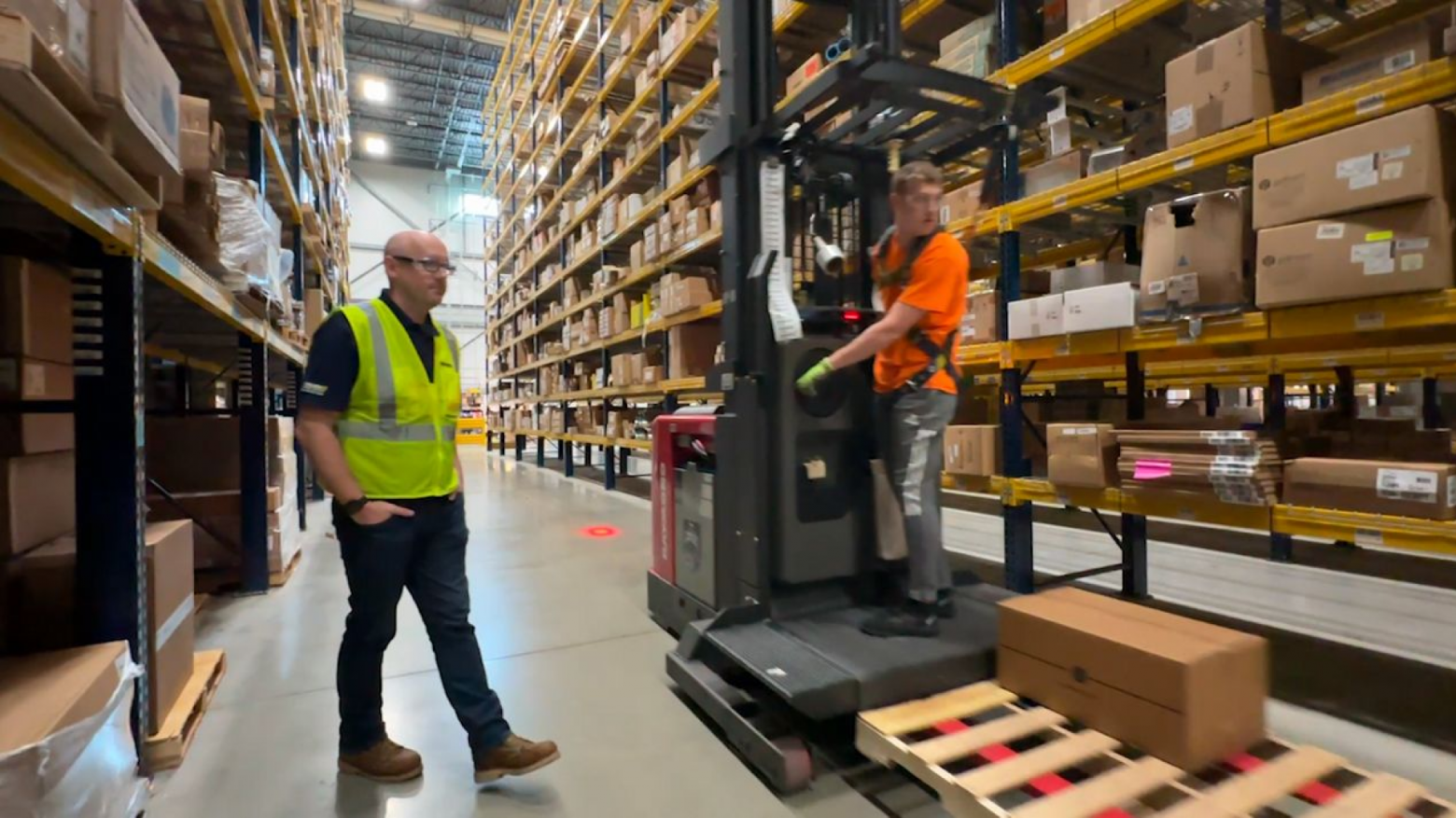 Результат внедрения ИИ на складе: оператору погрузчика теперь не нужно судорожно соображать, на какую полку пристроить коробку, находясь при этом на высоте 10 метров.