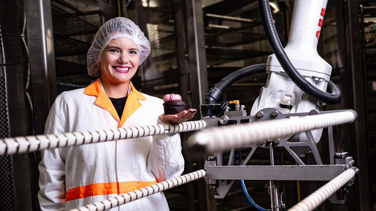 Промышленный ИИ следит за составом пирожных, отслеживает перемещения продукции по цеху и даже самостоятельно ее увозит в печь с помощью автоматических тележек. Источник