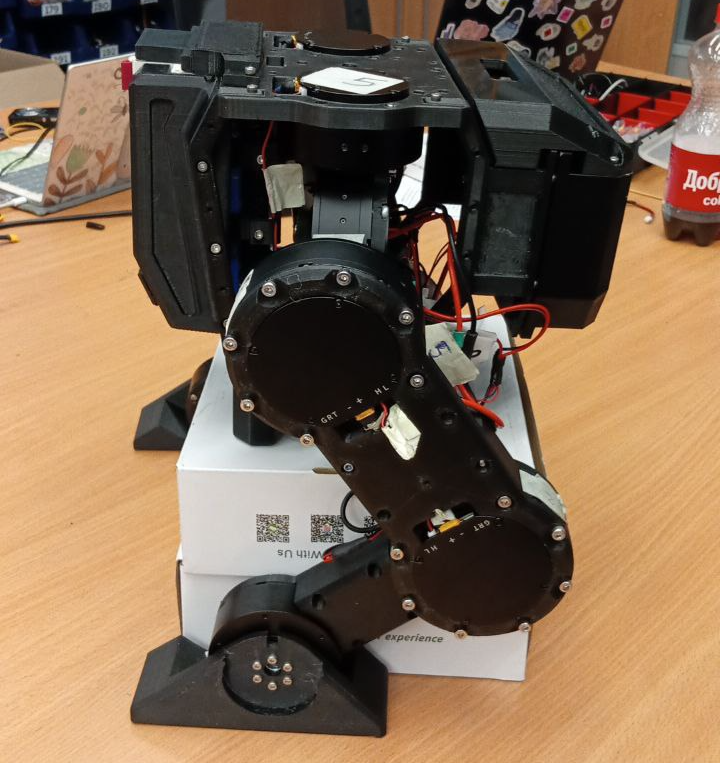 Занятия программированием и обучением шагающего двуного мини-робота в кружке от Центра робототехники Сбера - 1 Занятия программированием и обучением шагающего двуного мини-робота в кружке от Центра робототехники Сбера - 1