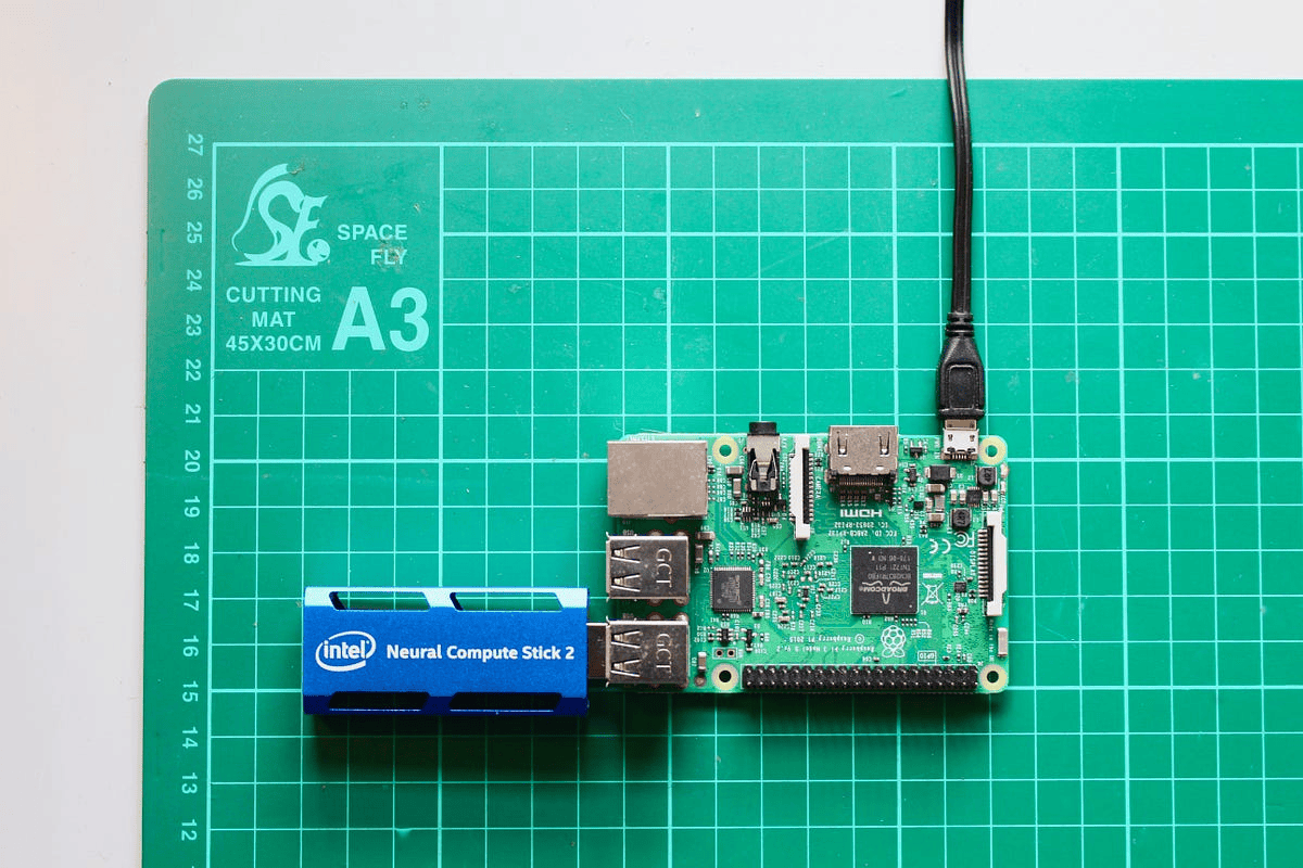 Intel Neural Compute Stick 2 с Raspberry Pi. Источник изображения
