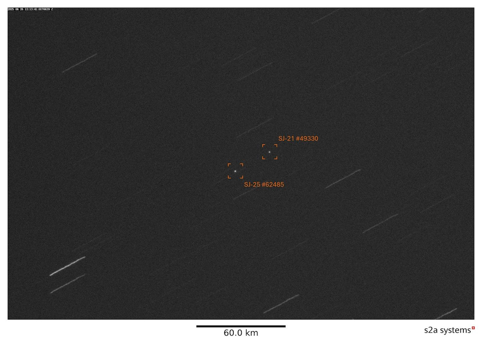Спутники SJ-21 и SJ-25 летят рядышком на орбите. Источник