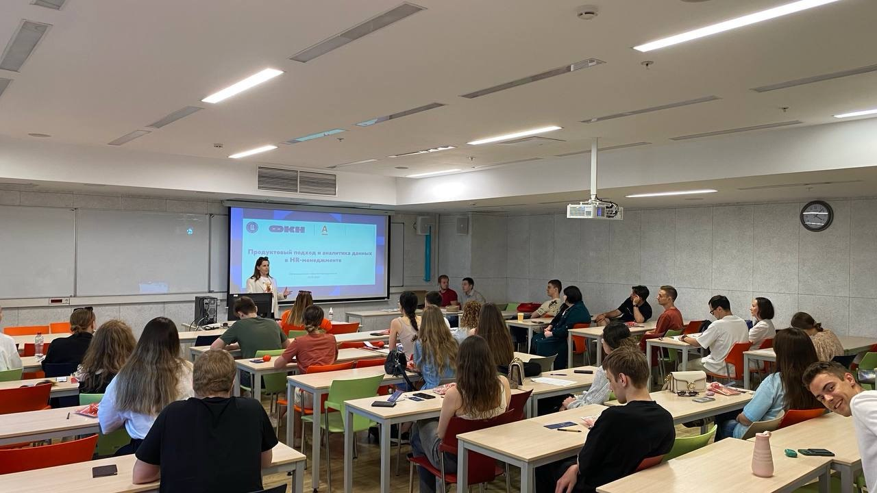 На вводной паре я была на 8 месяце беременности. Чувствую, спина устала, и только так поняла, что забыла отпустить студентов на перерыв, так мы увлеклись