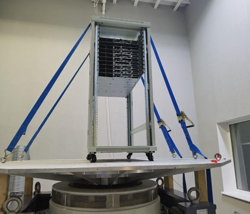 Вибротест стойки: проверяем, как сервера выдерживают тряску при перевозке