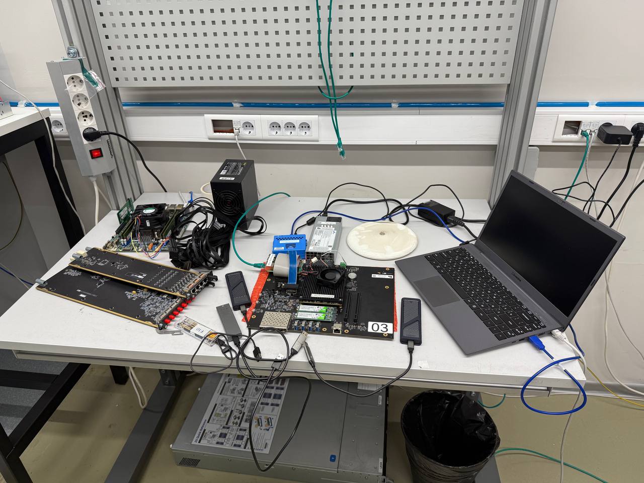 Рабочее место hardware QA-инженера