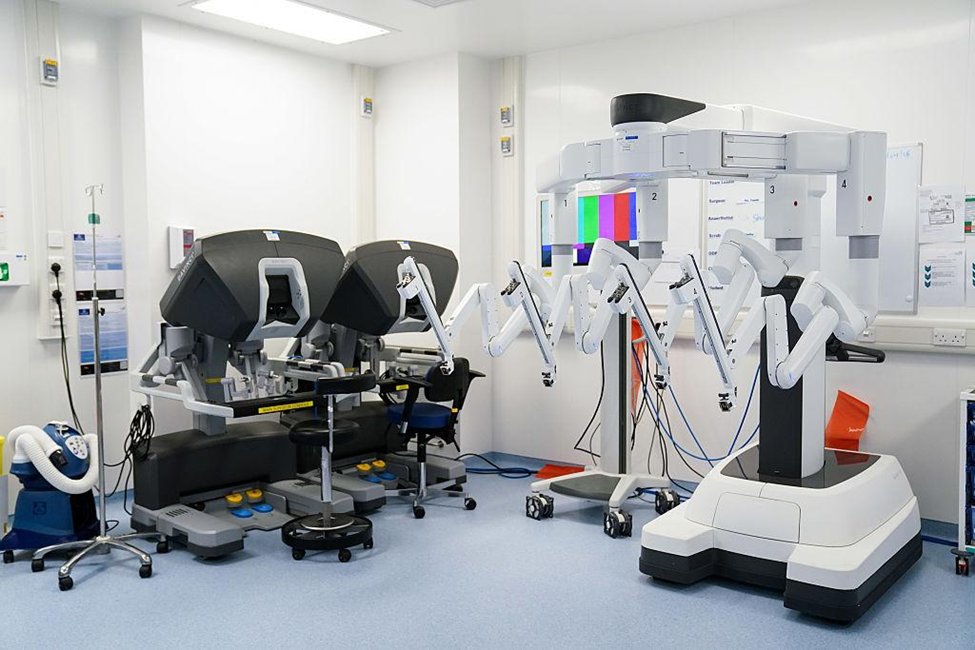 Роботы-хирурги выглядят… ну как роботы. Источник