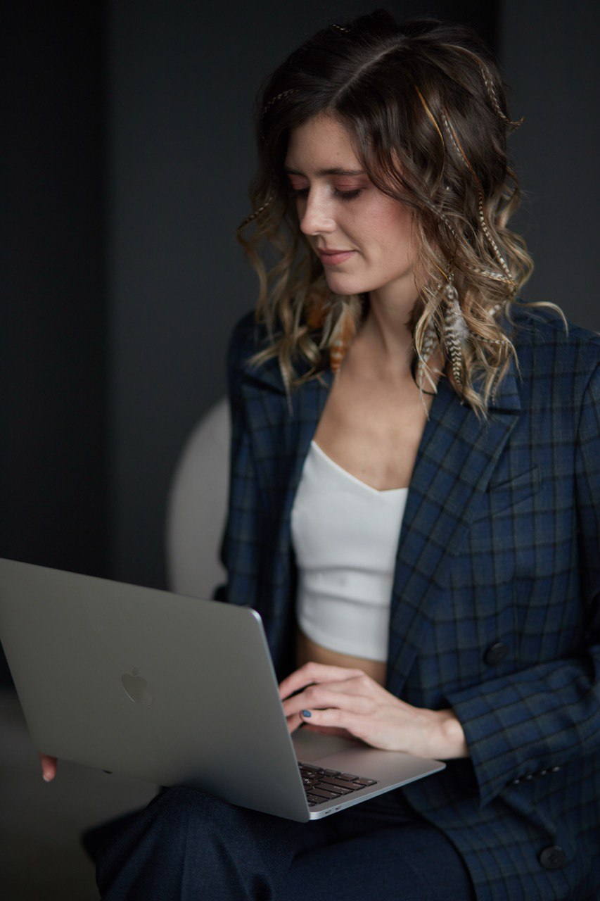 Анна Сухова — Более 15 лет работает с крупными информационными проектами, специализируется на комплексном SEO, стратегии роста органического трафика и контентной оптимизации по совместительству наш консультант по SEO.