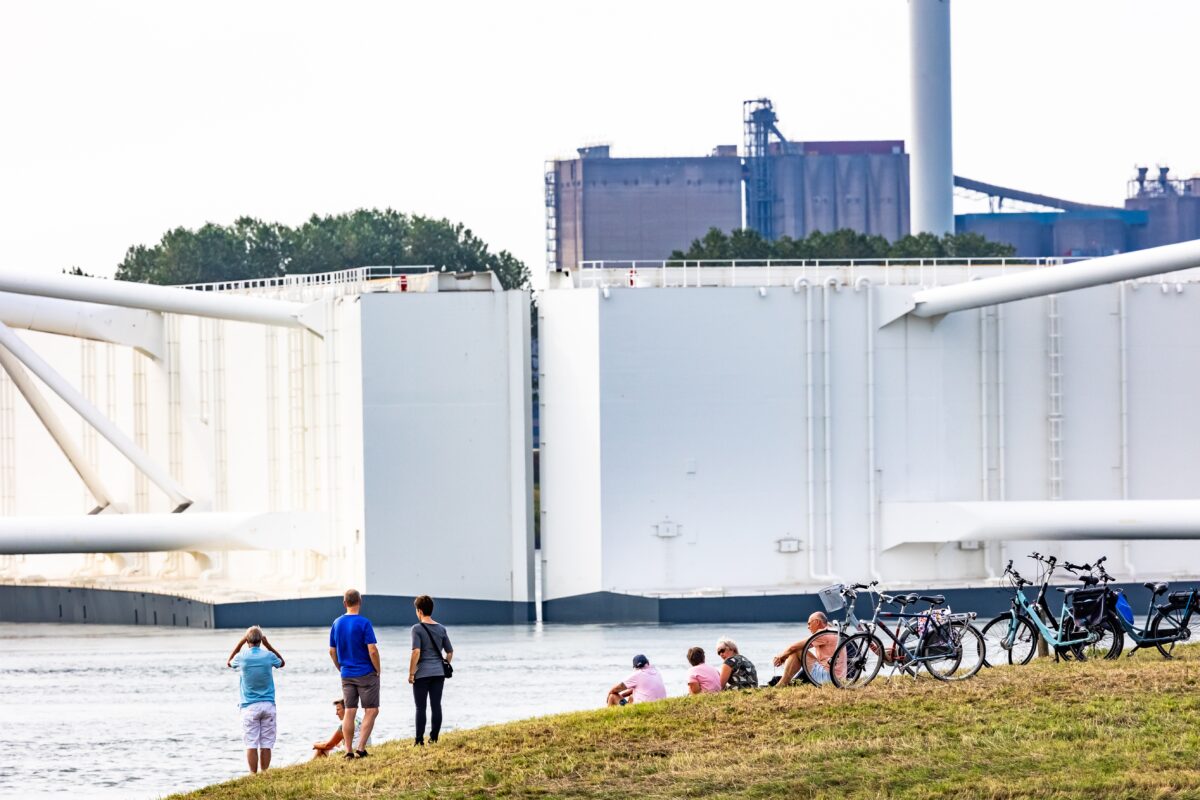 Наблюдатели на тестовом закрытии Maeslantkering