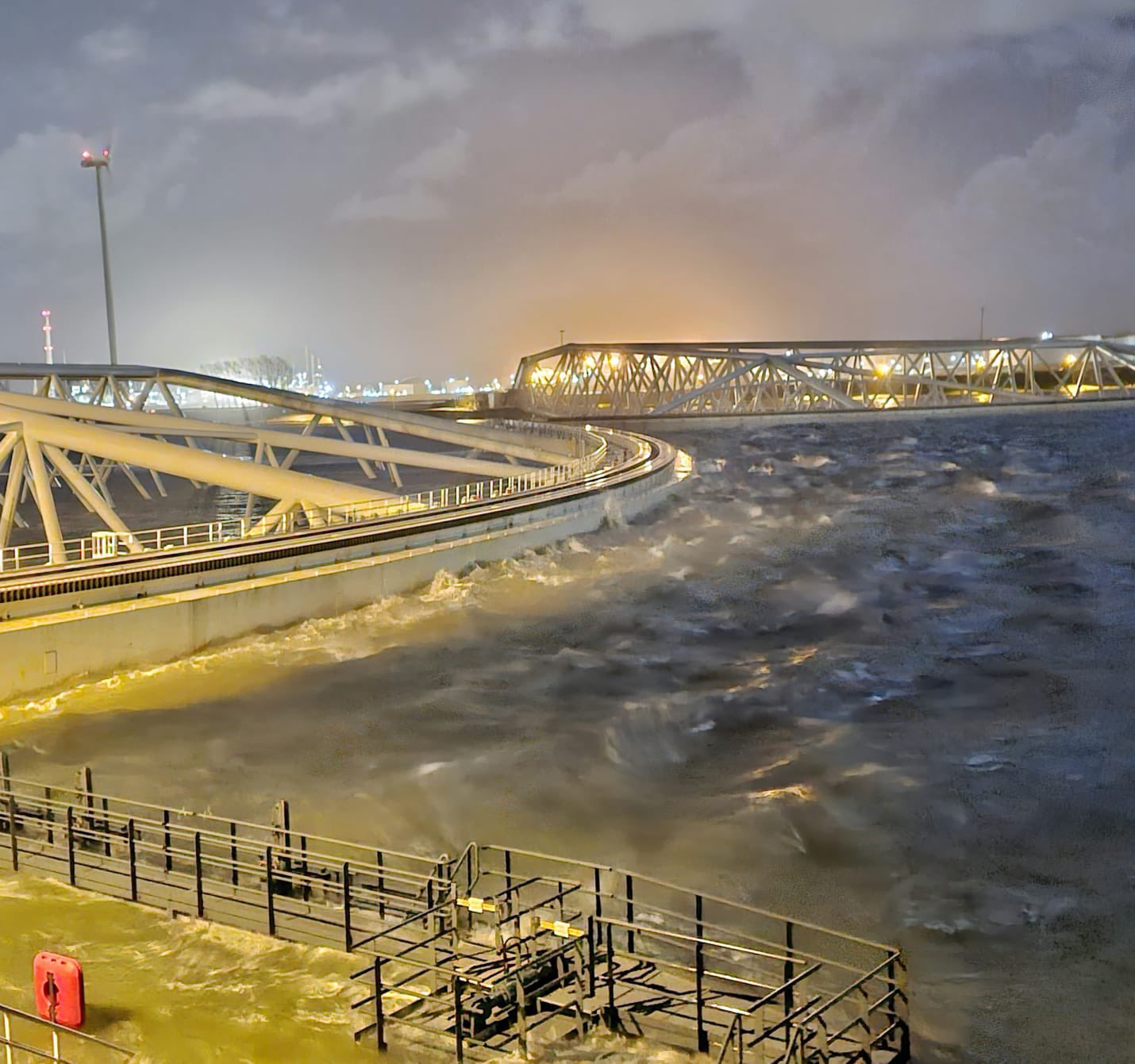 Maeslantkering во время шторма Пиа