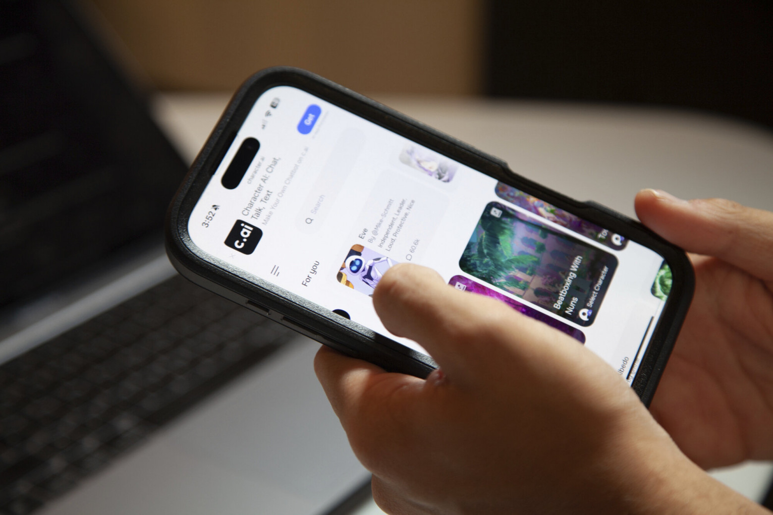  Брюс Перри, 17 лет, демонстрирует Character AI, программу-чатбот с искусственным интеллектом, которая позволяет пользователям общаться с популярными персонажами, такими как Ева из мультфильма WALL-E 2008 года