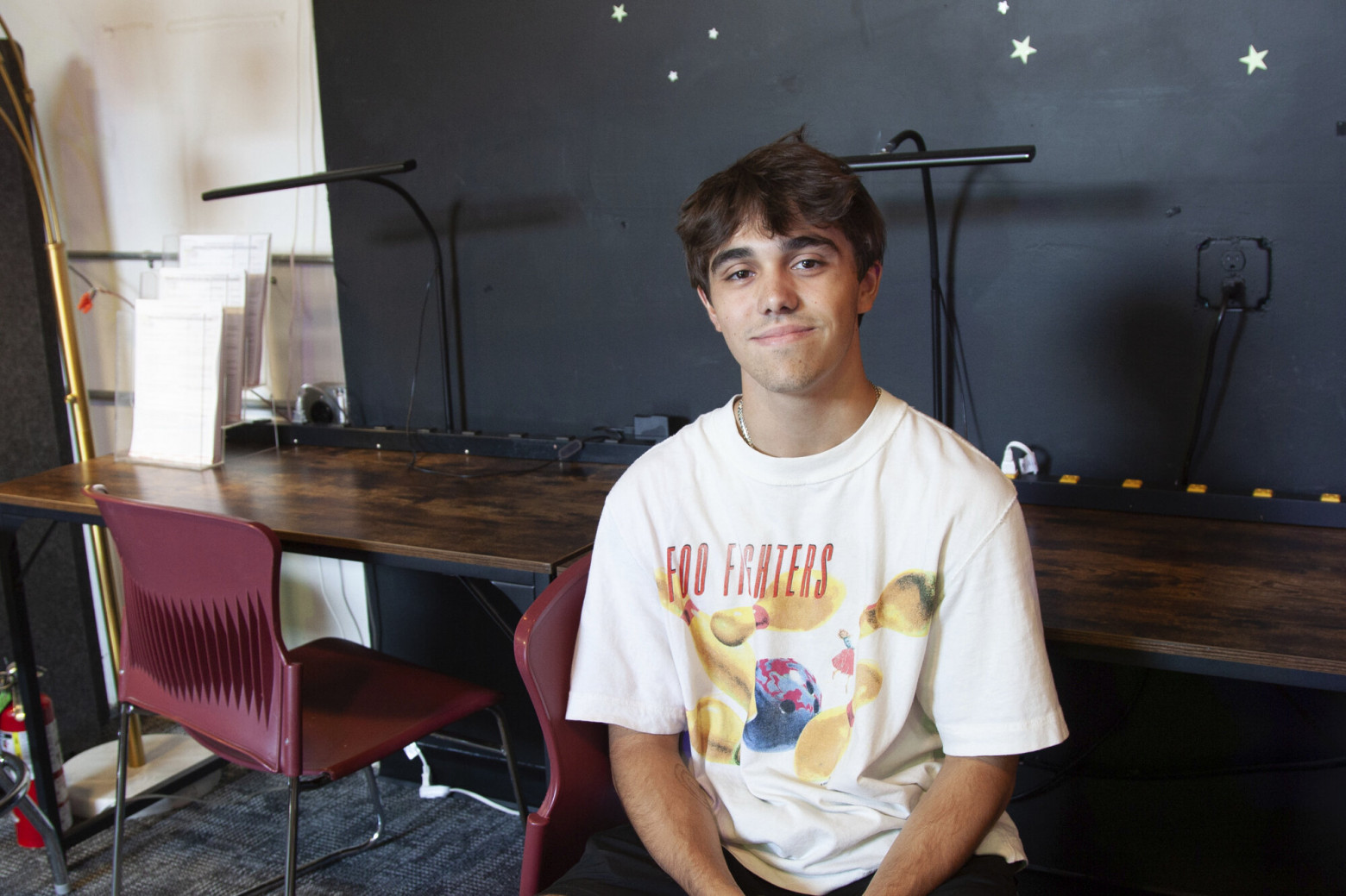  Брюс Перри, 17 лет, позирует для портрета после обсуждения использования искусственного интеллекта в школьных заданиях и для решения личных вопросов