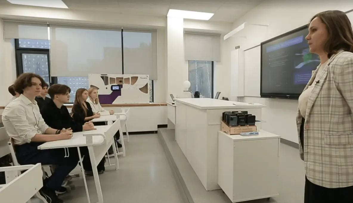 Работающий образец АДТ Flowtech на уроке в одной из московских школ (фото smotrim.ru)