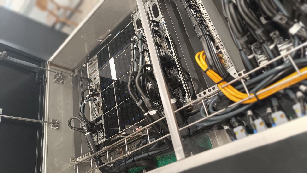 «Ростех» запустил серийное производство оборудования для нейросетей с жидкостным охлаждением на российском диэлектрике - 1