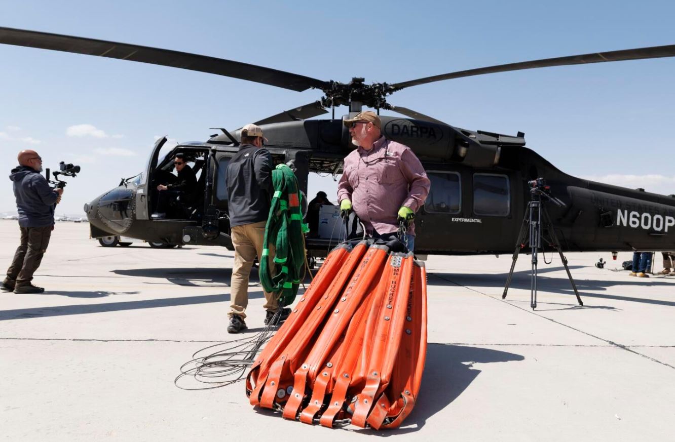В США испытали автономный вертолёт Black Hawk с ИИ для тушения лесных пожаров - 1