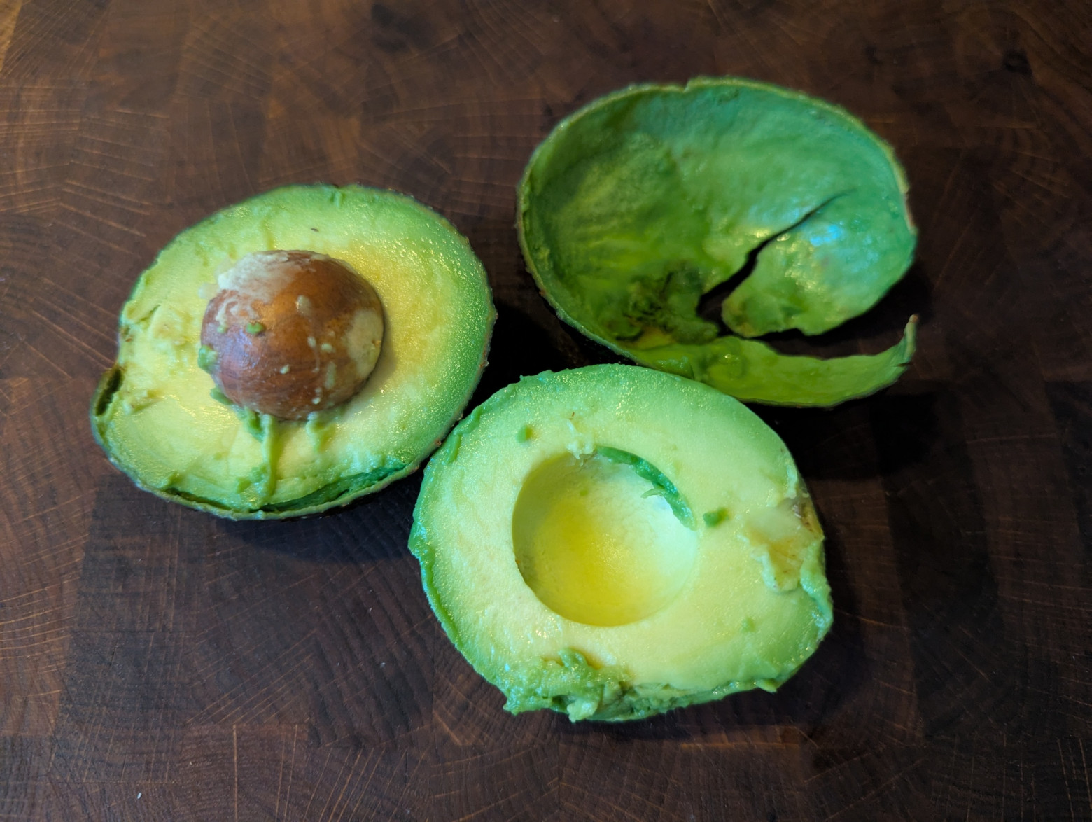 Мякоть достается достаточно легко, если авокадо спелое   