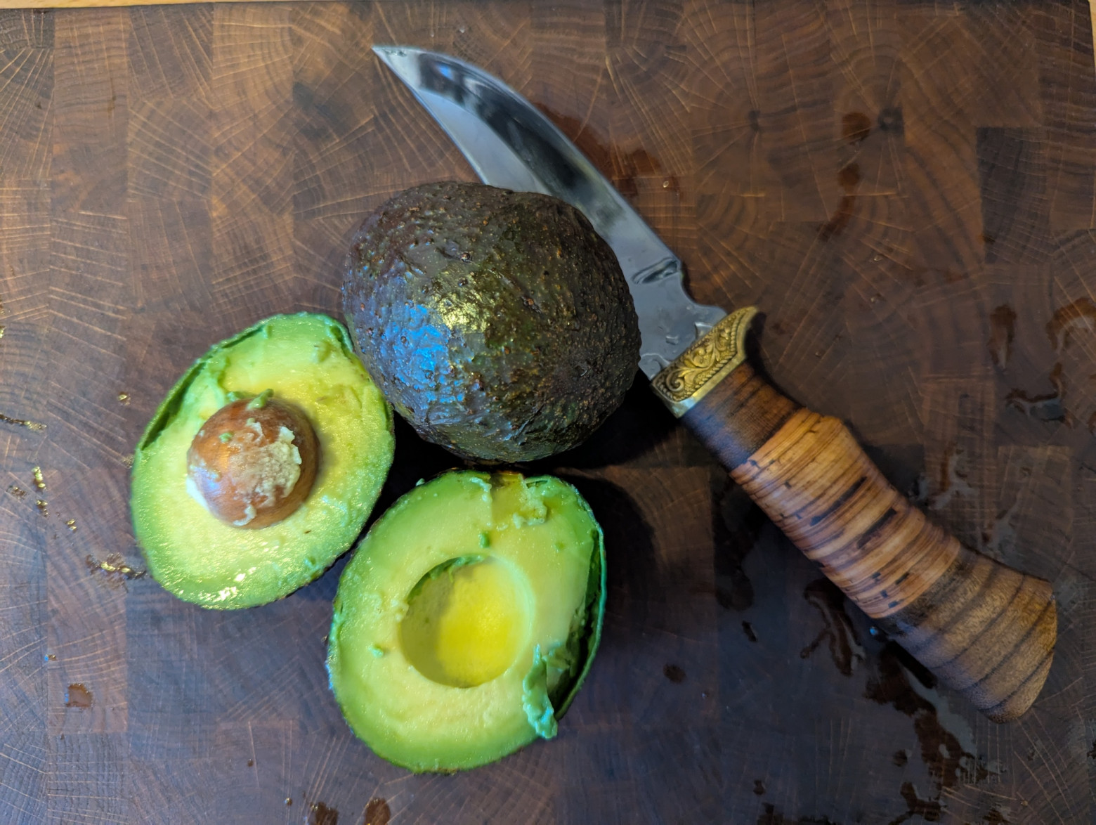 Лично я никогда не очищаю авокадо: просто режу пополам и достаю мякоть ложкой  